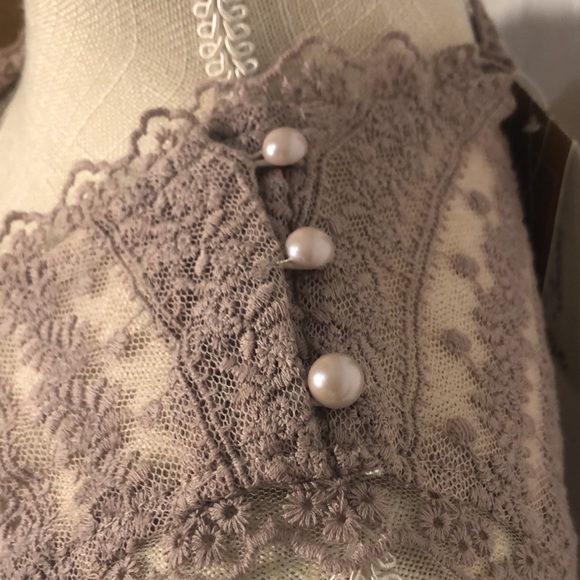 Francesca’s Color pink size Large 3 Buttons on shoulder and Lace on top - Picture 4 of 9